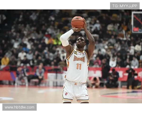 迪亚洛半场登场11分钟6投2中贡献6分3篮板2助攻展现高效表现